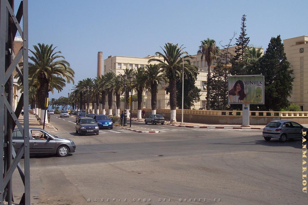 Rue du General Faidherbe et Le lycee Ali Chekkal au no 240.JPG